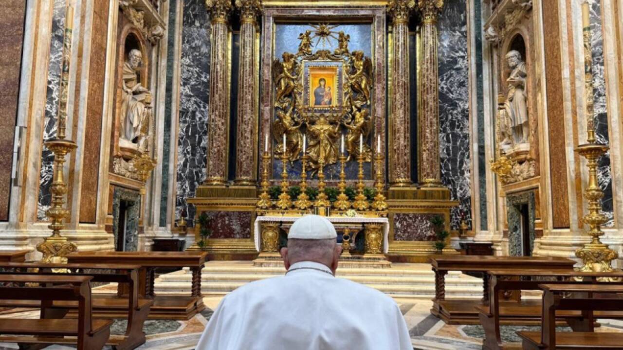 Bereits zu Lebzeiten sprach Franziskus mehrfach davon, nicht in den vatikanischen Grotten unter dem Petersdom bestattet werden zu wollen. Auf eigenen Wunsch wird er nun in der Basilika Santa Maria Maggiore (siehe Bild) seine letzte Ruhe finden, einem seiner Lieblingsorte in Rom, nicht weit entfernt vom Hauptbahnhof. 