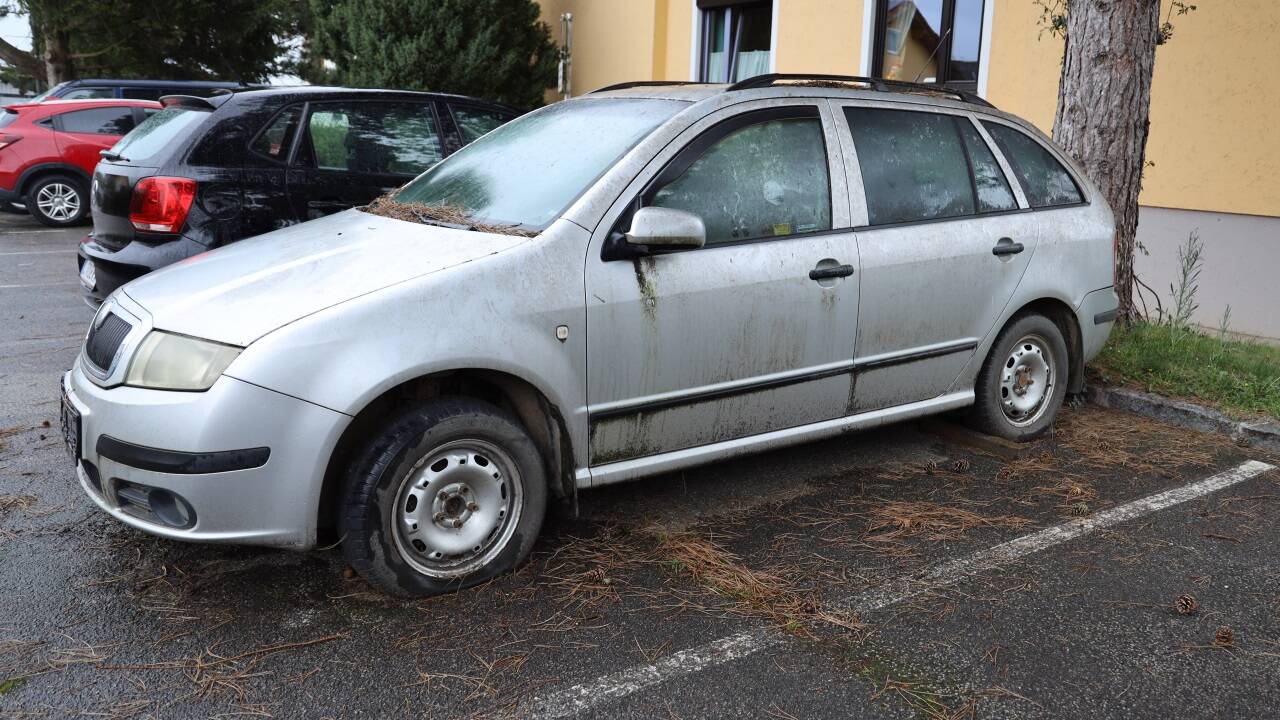 Vor mehr als drei Jahren hat jemand den Skoda in einer Siedlung in Wals-Himmelreich abgestellt. Seither rostet das Auto auf dem Parkplatz der Siedlung vor sich hin.  