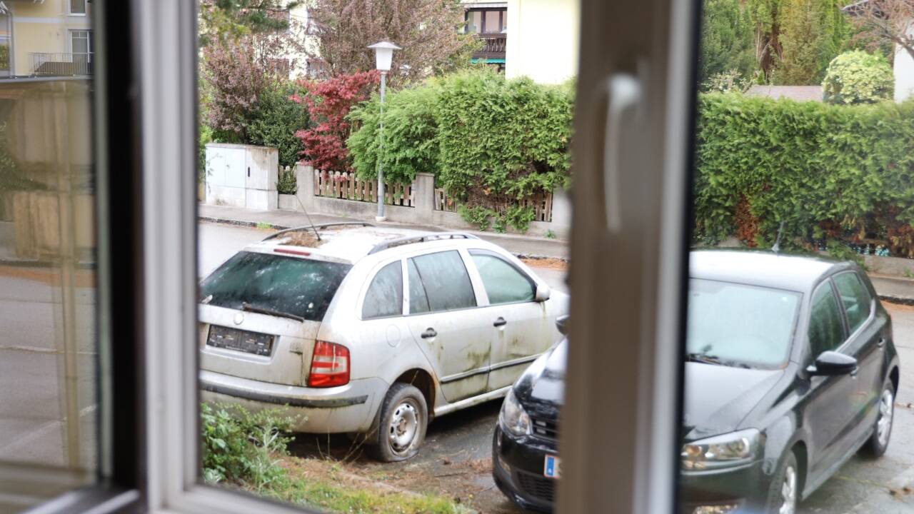 Vor mehr als drei Jahren hat jemand den Skoda in einer Siedlung in Wals-Himmelreich abgestellt. Seither rostet das Auto auf dem Parkplatz der Siedlung vor sich hin.  