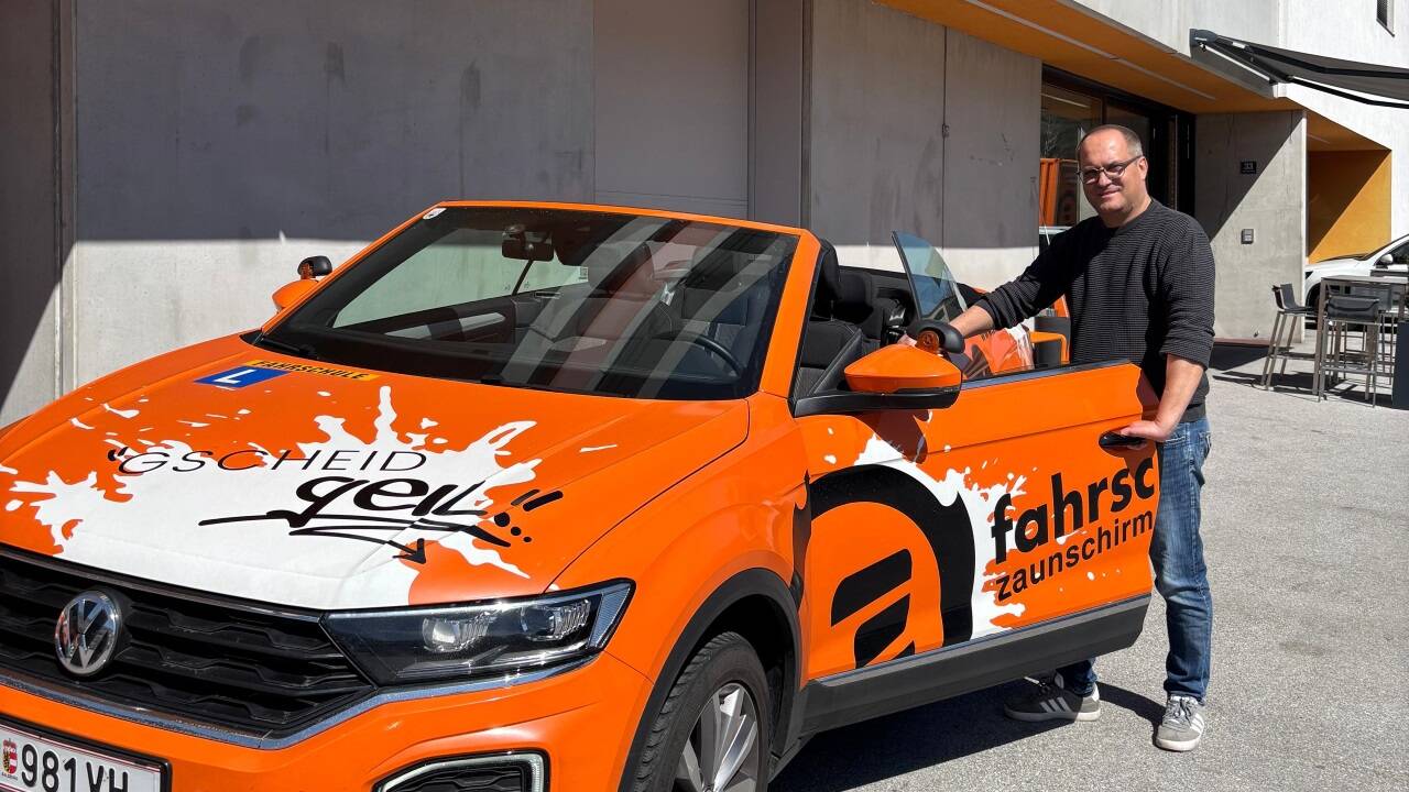 Alexander Zaunschirm vor seiner Fahrschule in St. Johann im Pongau. Alexander Zaunschirm vor seiner Fahrschule in St. Johann im Pongau.