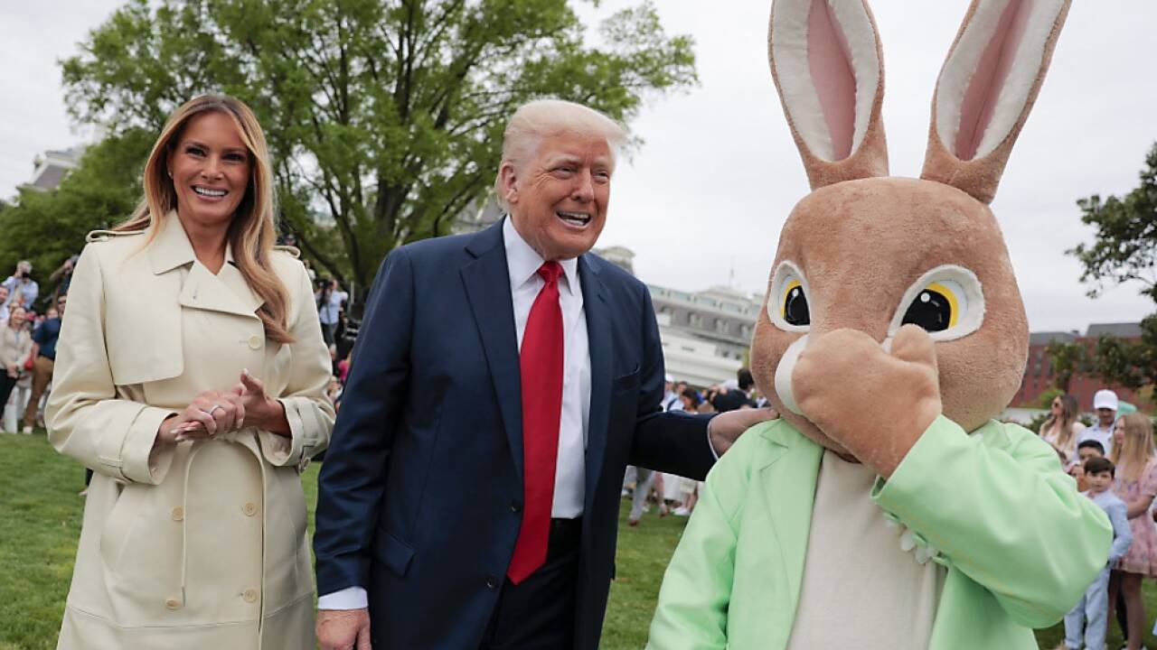 US-Donald Donald Trump mit 'First lady' Melania und dem Osterhasen 