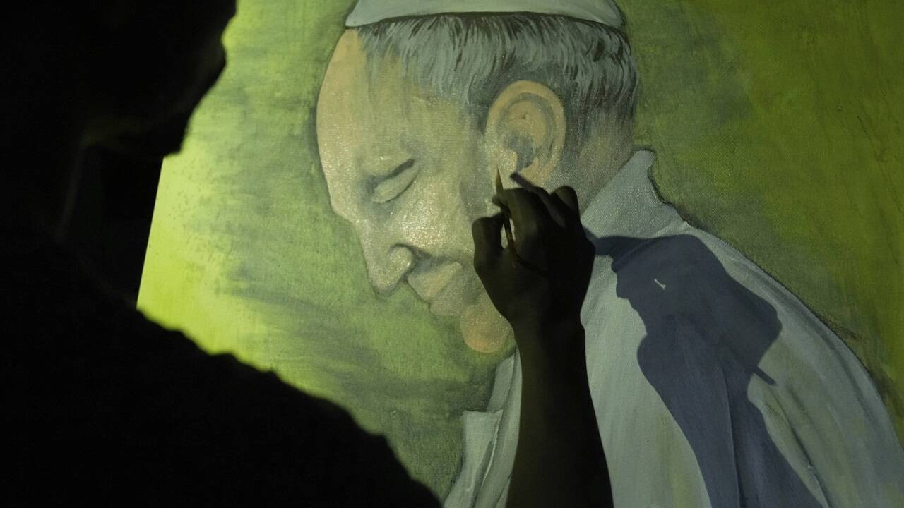 Graffiti-Künstler Alexander Ikawah verewigt Papst Franziskus auf einer Leinwand in Nairobi (Kenia). Graffiti-Künstler Alexander Ikawah verewigt Papst Franziskus auf einer Leinwand in Nairobi (Kenia).