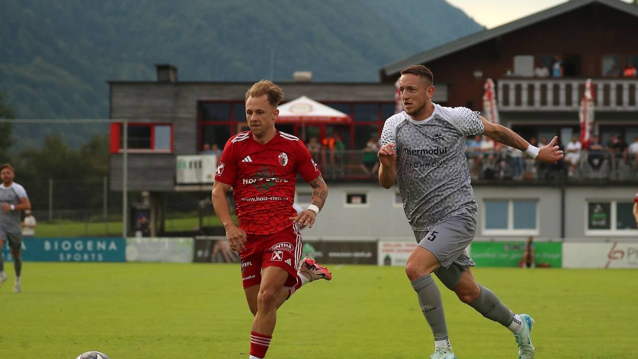 Laut derzeitigem Stand können sich Kuchl (Christopher Bachleitner/l.) und Saalfelden (Domagoj Galesic) auf eine Saison 2025/26 ohne fixen Absteiger in der Regionalliga West freuen. 