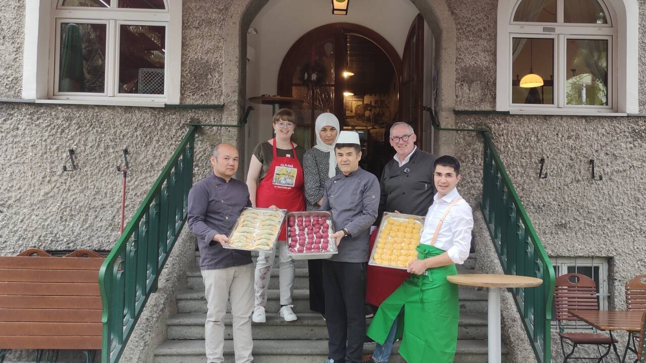 „Meister Essl“ (2. v. rechts) mit seinen Nachfolgern (v. r.): Younus, Ali, Rahima, Claudia und Hussein.  