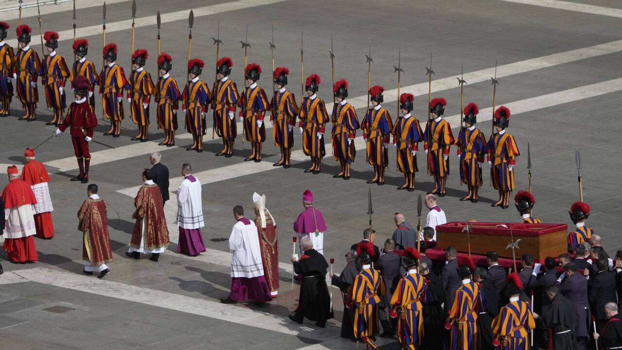 Die Leiche von Franziskus ist nun im Petersdom aufgebahrt. 