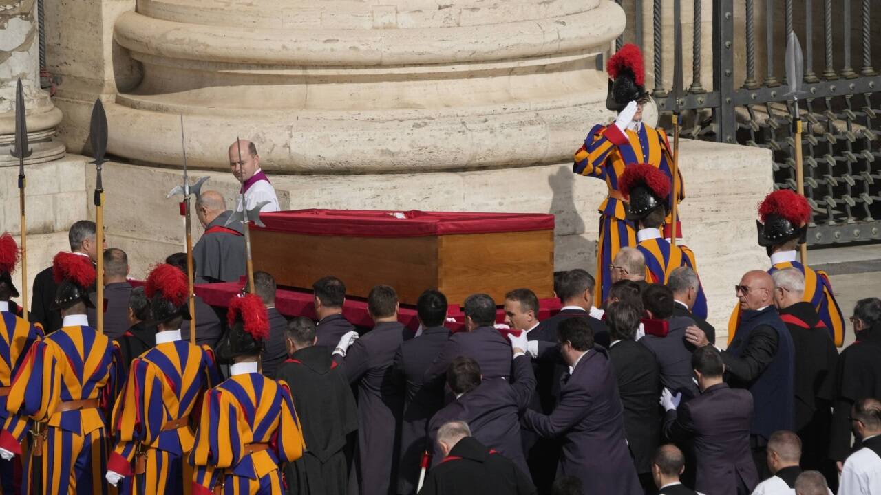 Die Leiche von Franziskus ist nun im Petersdom aufgebahrt. 