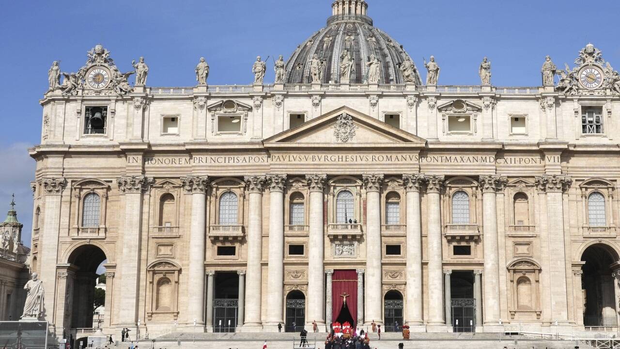 Die Leiche von Franziskus ist nun im Petersdom aufgebahrt. 