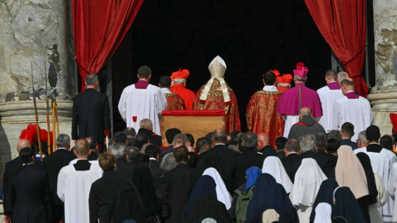 Die Leiche von Franziskus ist nun im Petersdom aufgebahrt. 