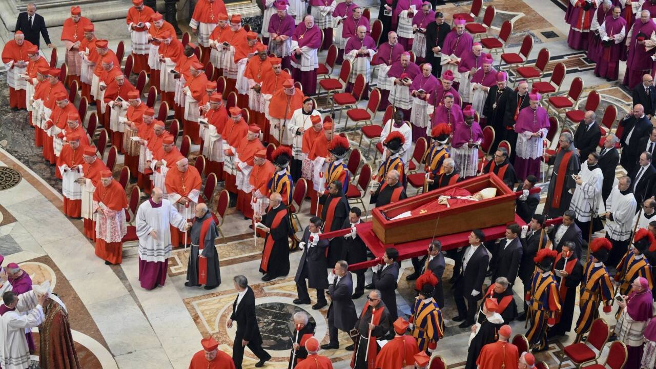 Die Leiche von Franziskus ist nun im Petersdom aufgebahrt. 