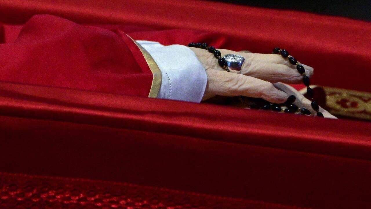 Die Leiche von Franziskus ist nun im Petersdom aufgebahrt. 