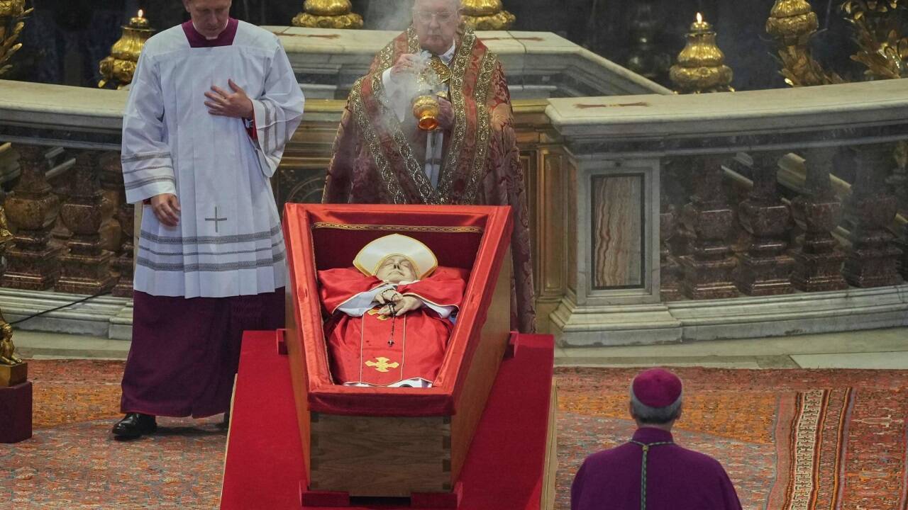 Die Leiche von Franziskus ist nun im Petersdom aufgebahrt. 