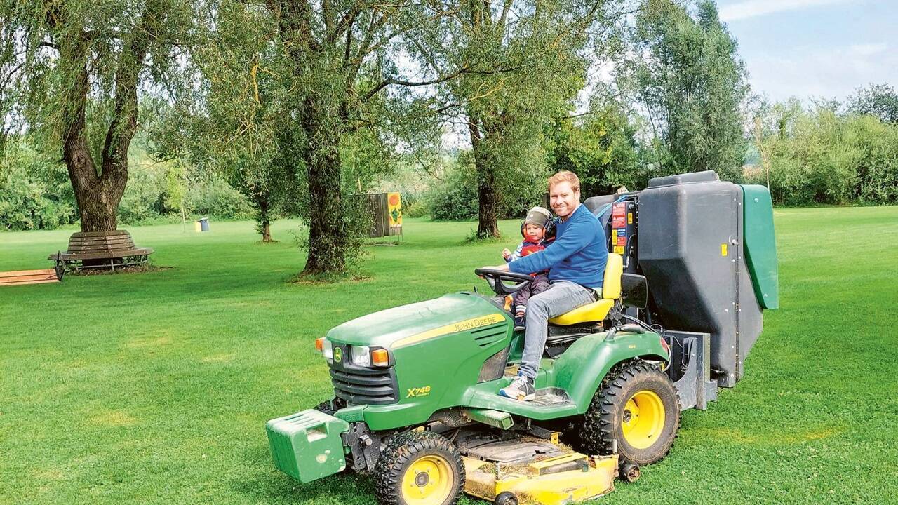 Christian Priewasser ist immer aktiv am Campingplatz. 