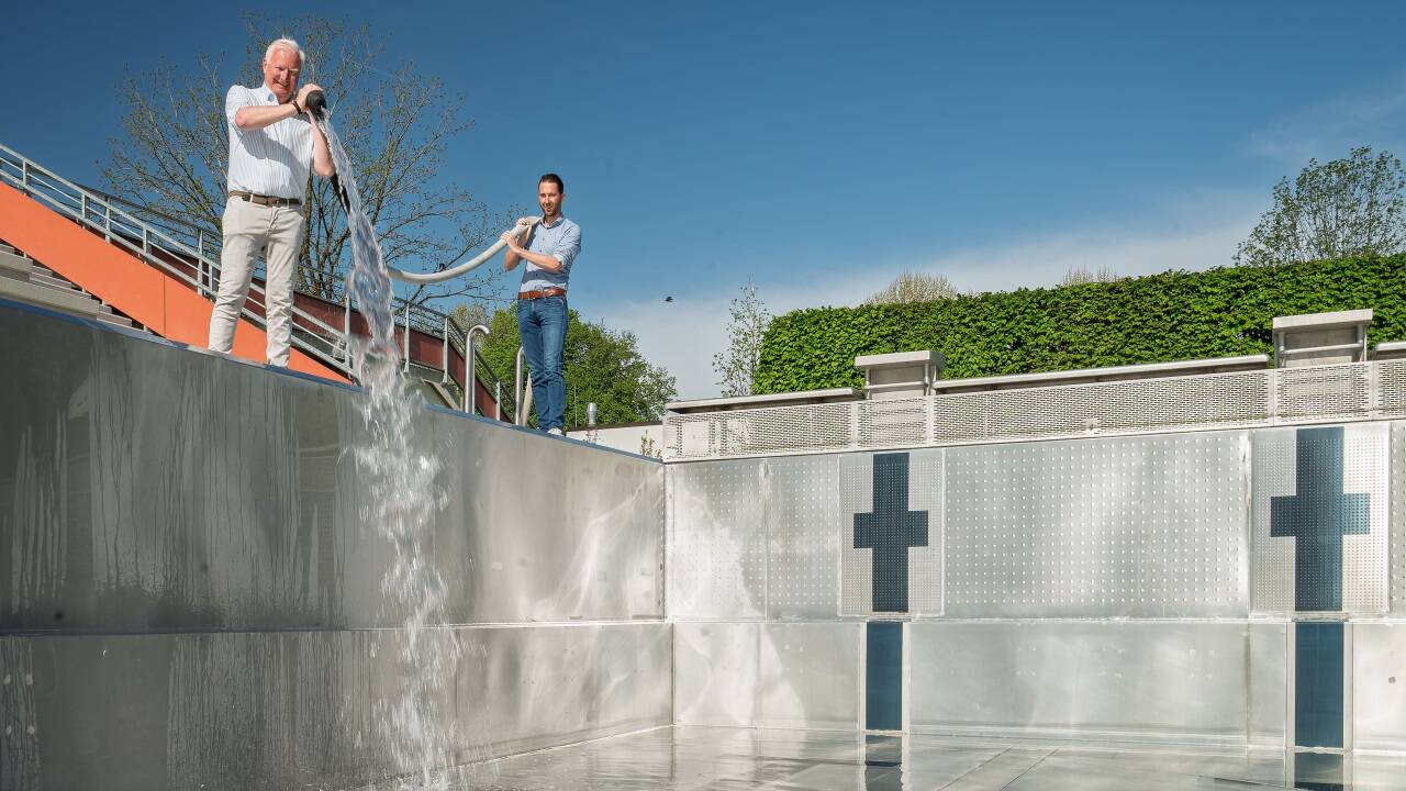 Wasser marsch! Vizebürgermeister Florian Kreibich und Amtsleiter Roland Oberhauser starten die Befüllung des großen Schwimmbeckens im Lepi. 