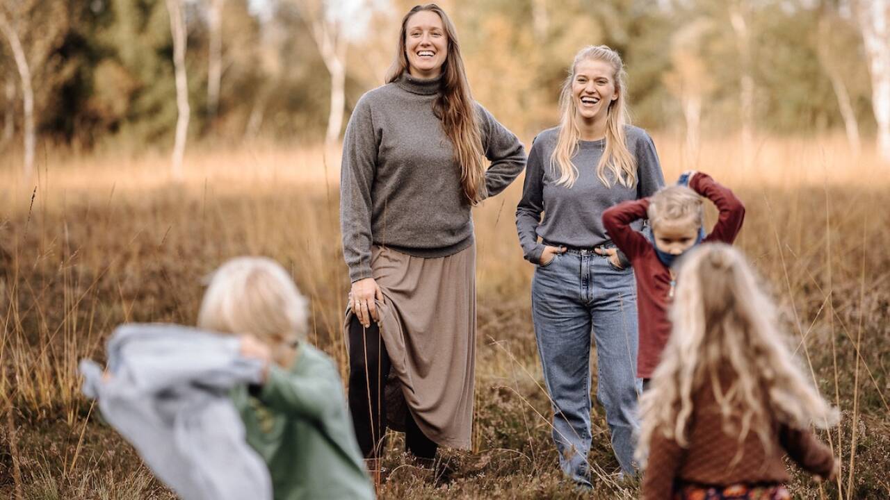 Eva Schwaighofer (links) und Lisa-Marie Rieder mit ihren Kindern.  