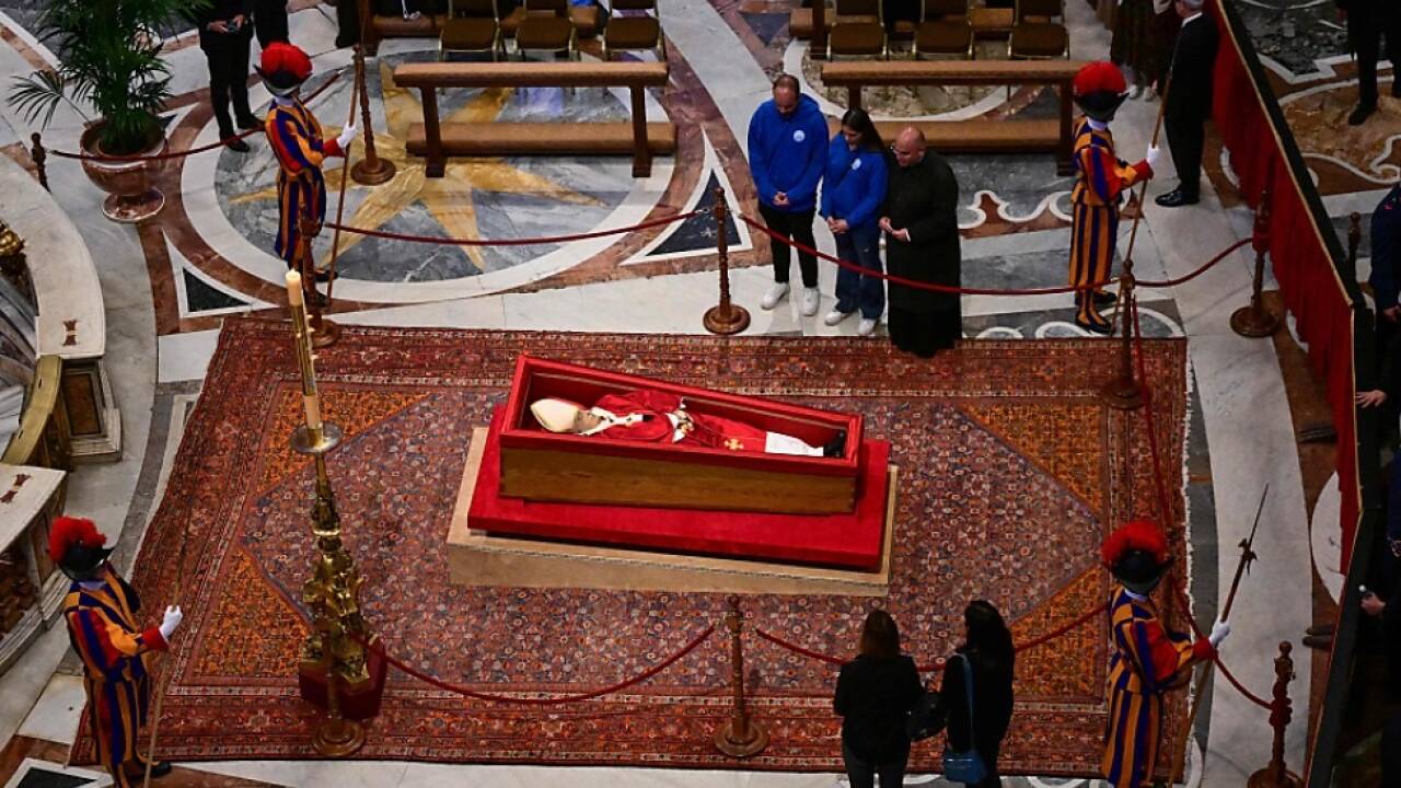 Die Leiche von Franziskus ist nun im Petersdom aufgebahrt. 