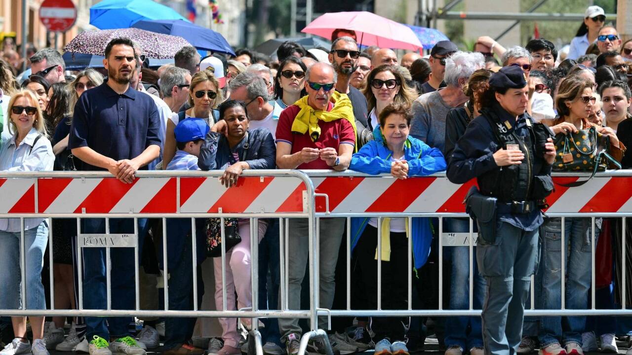 Tausende Menschen warten auf den Zugang zum Petersdom. 