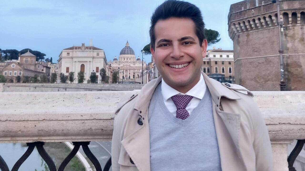Student Tobias Wiendl aus Salzburg am Ostersonntag vor der Engelsburg in Rom. Im Hintergrund der Petersdom. Der 22-Jährige studiert derzeit in Rom. Student Tobias Wiendl aus Salzburg am Ostersonntag vor der Engelsburg in Rom. Im Hintergrund der Petersdom. Der 22-Jährige studiert derzeit in Rom.