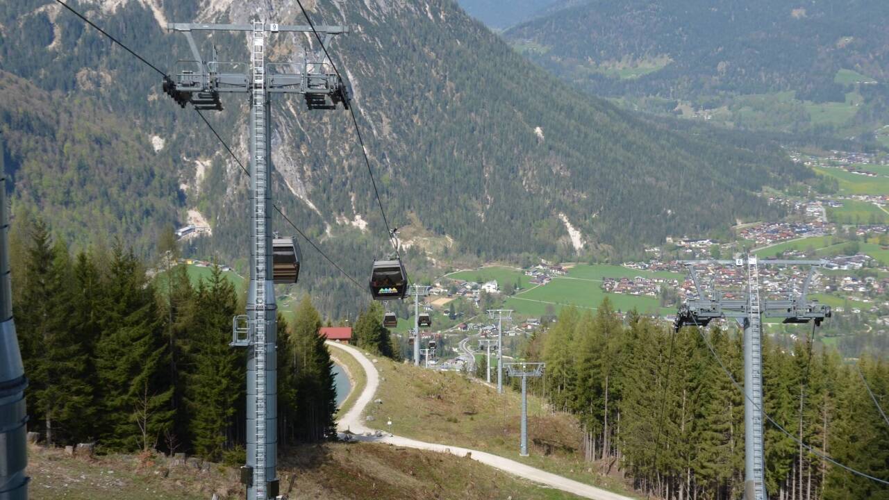 Blick von der Mittelstation der Jennergondelbahn zur Jennerwiesenbahn. 