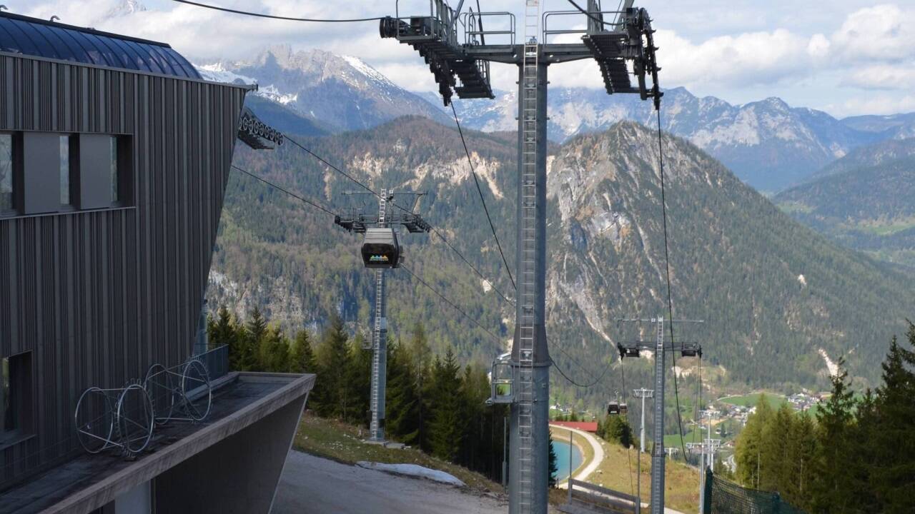 Blick von der Bergstation der Jennerwiesenbahn ins Tal. Das Tragseil wurde bereits durchtrennt. 
