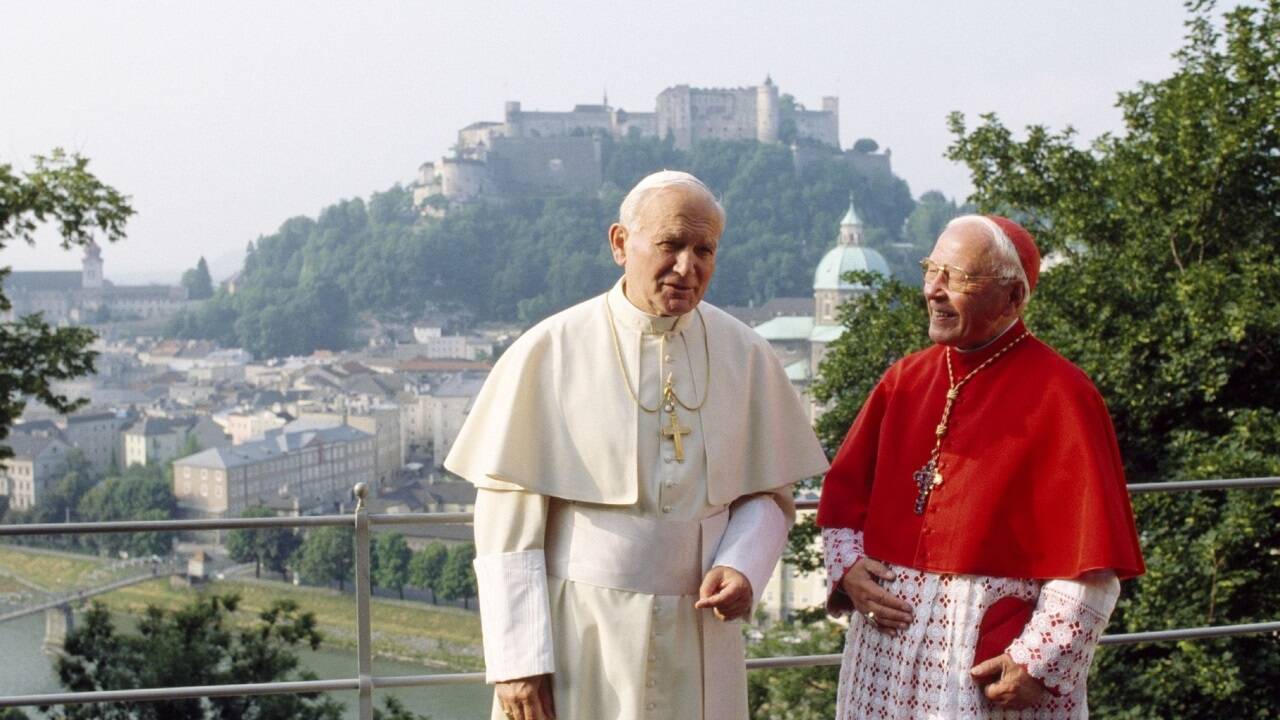 Papst Johannes Paul II. mit dem damaligen Salzburger Erzbischof Karl Berg, aufgenommen 1988 während seines Besuchs in Salzburg. 