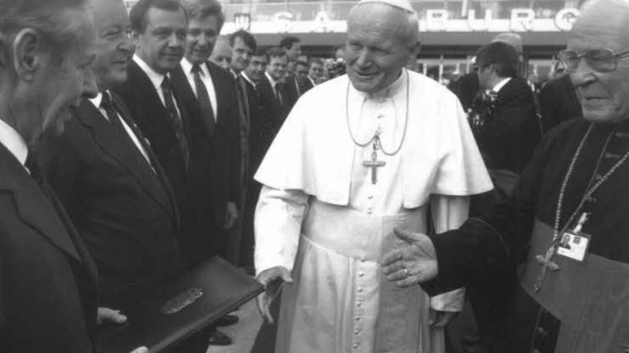 Der damalige Salzburger Landeshauptmann Wilfried Haslauer senior (ganz links) begrüßt Papst Johannes Paul II. im Jahr 1988 bei seinem ersten Besuch in Salzburg. 