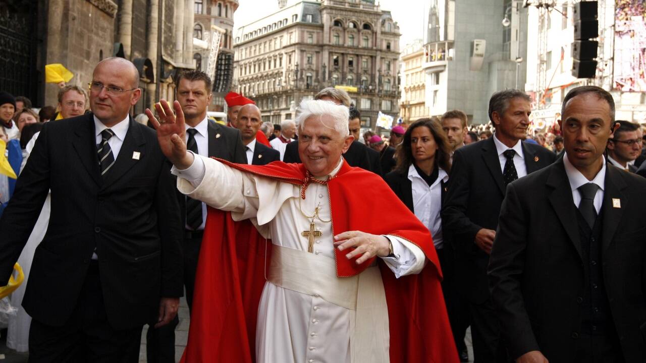 Papst Benedikt XVI. nach der Messe im Stephansdom am Sonntag, 9. September 2007, anl. seines dreitägigen Besuches in Österreich. 