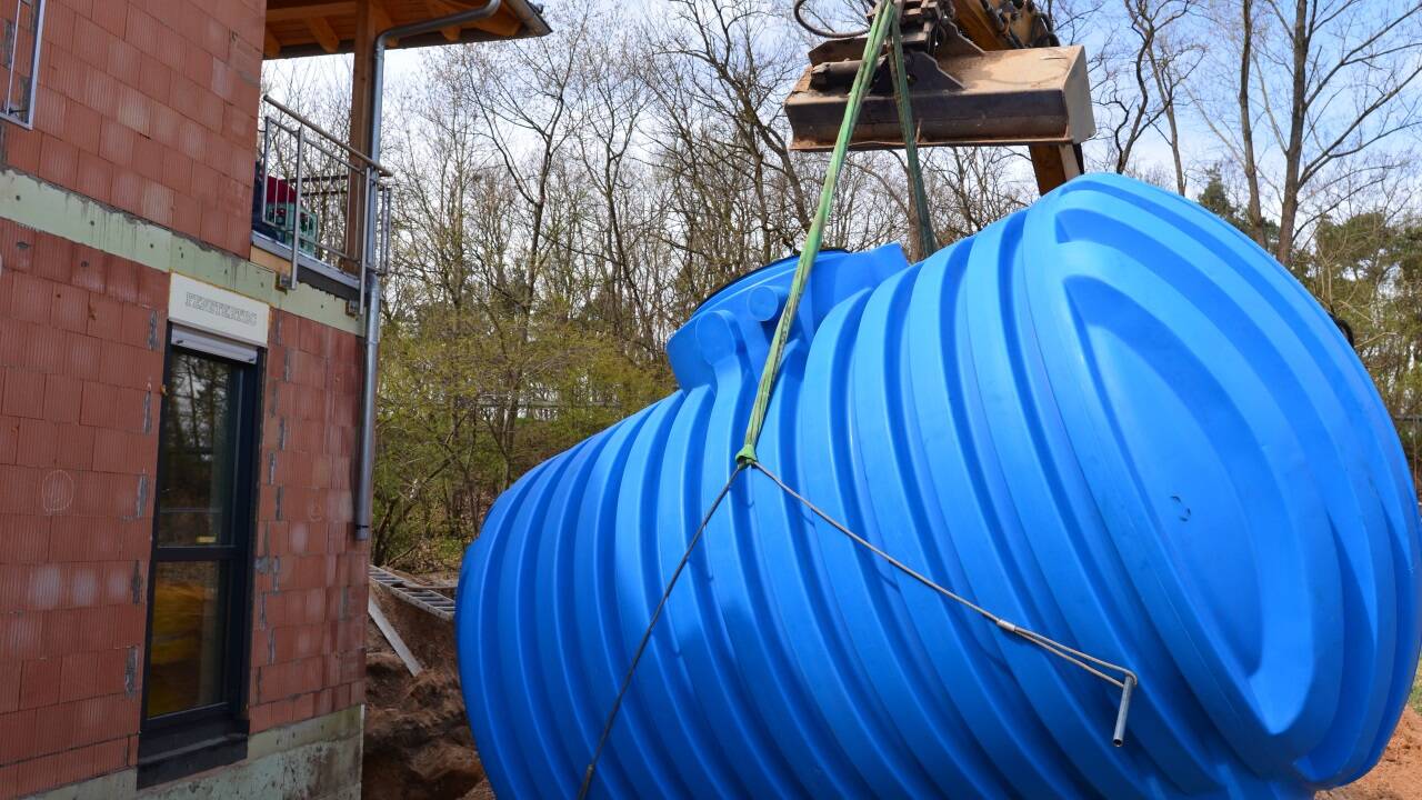 Bei Neubauten werden inzwischen regelmäßig Zisternen in den Garten eingesetzt. 