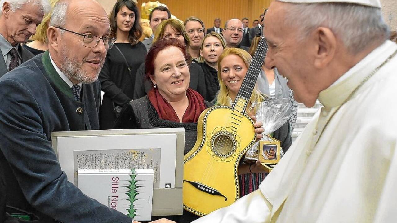 Der Vigauner Theologe Michael Neureiter (l.) hat bereits mehrere Päpste getroffen, so auch den kürzlich verstorbenen Papst Franziskus. 