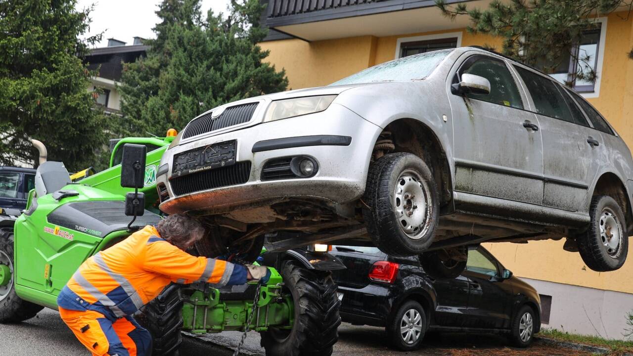 Mitarbeiter des Bauhofs transportierten das vor sich hinrostende herrenlose Auto ab. 