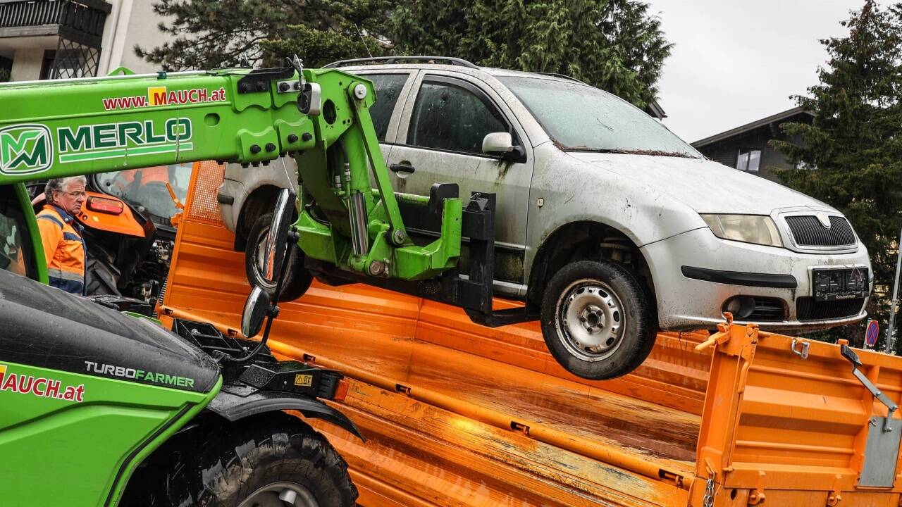 Mitarbeiter des Bauhofs transportierten das vor sich hinrostende herrenlose Auto ab. 