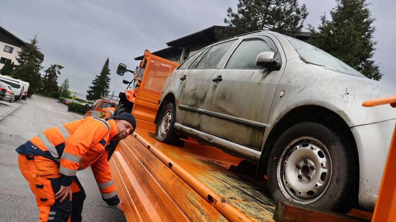 Per Hänger wurde das Fahrzeug abtransportiert. 
