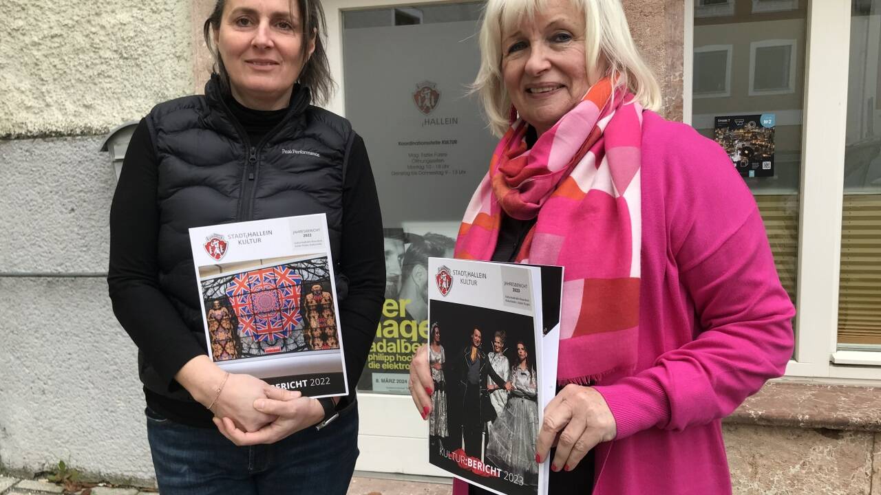 Rosa Bock führte unter anderem den jährlichen Halleiner Kulturbericht ein (im Bild mit Eszter Fürjesi, der Leiterin der Kulturstelle) 