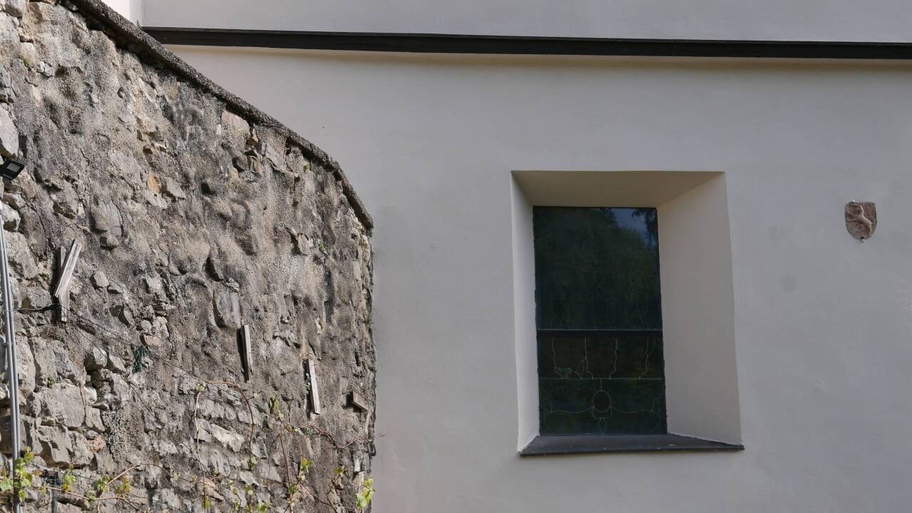 Das Einhornwappen prangt beim südseitigen großen Glasfenster.  