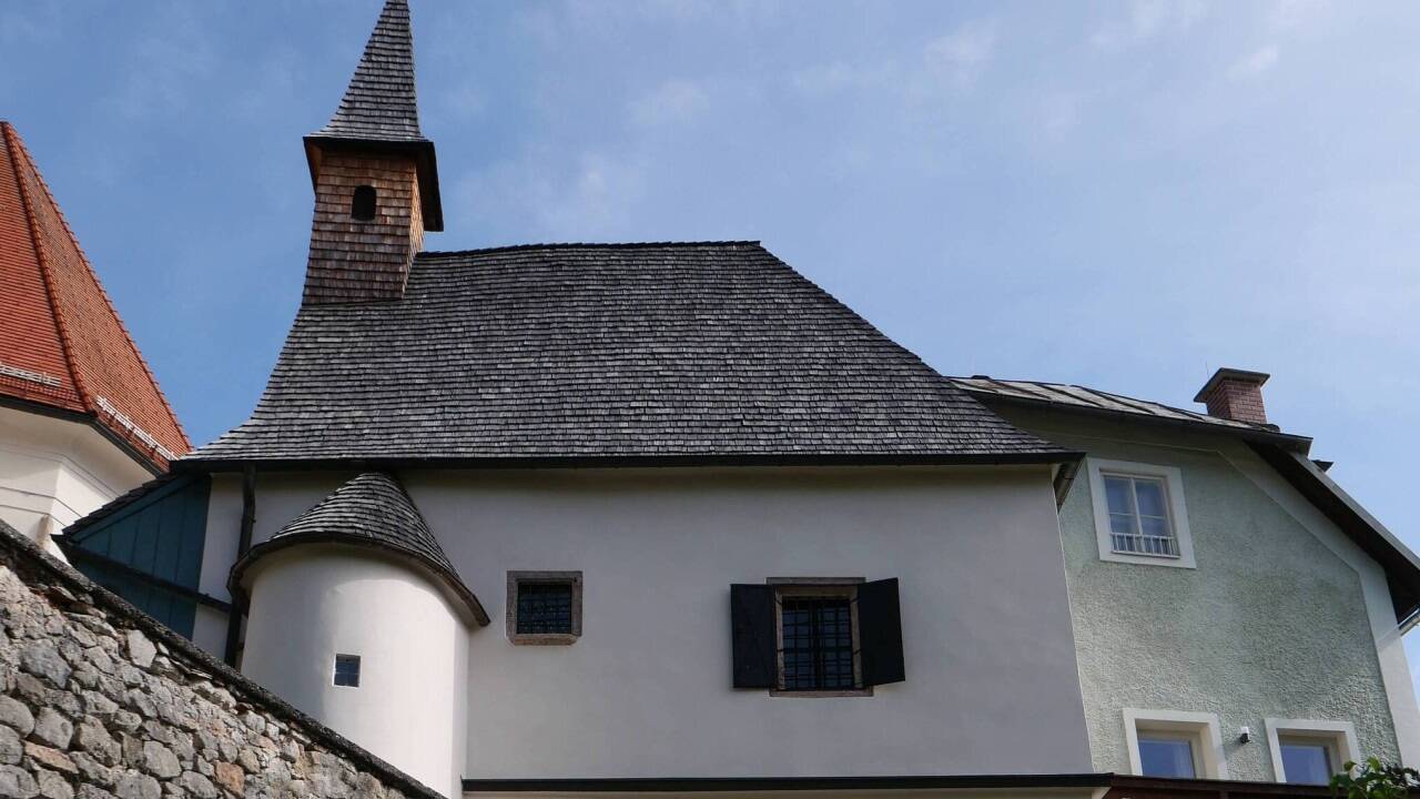 Die Peterskapelle, vom Pfarrgarten aus fotografiert. 