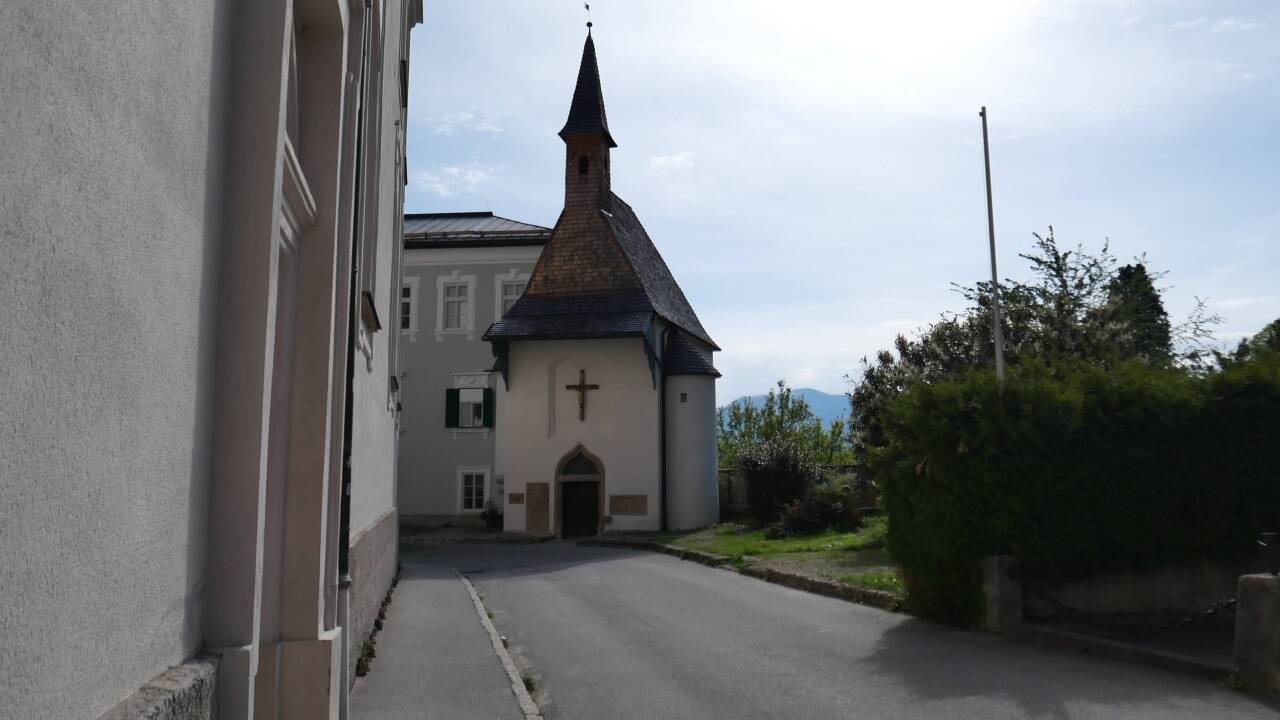 Die Schaufassade der Peterskapelle im Halleiner Kirchenbezirk.  