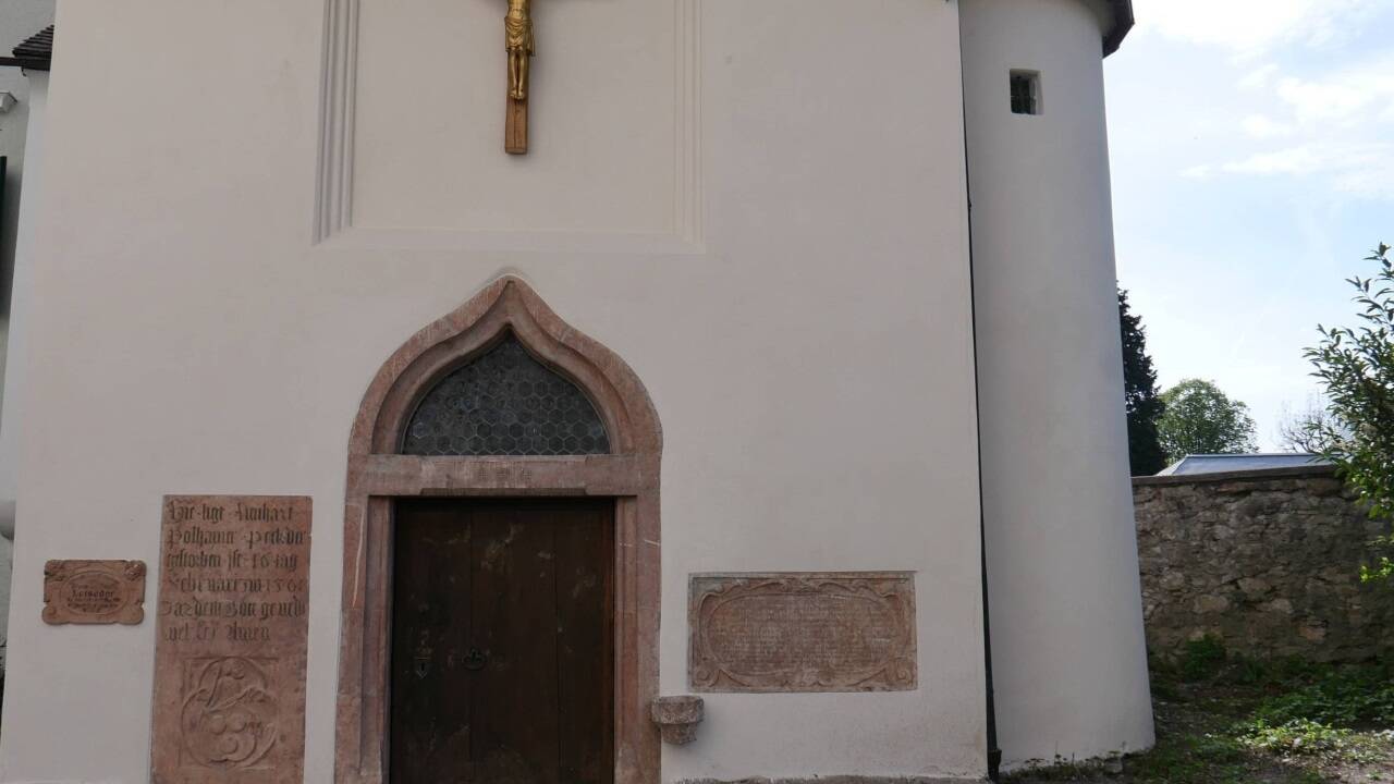 Das Kielbogenportal der Peterskapelle. 