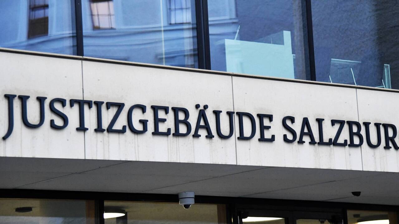 Der Angeklagte erschien nicht zum Prozess – er ließ unmittelbar nach Verhandlungsbeginn durch seinen Anwalt eine für zwei Tage ausgestellte Arbeitsunfähigkeitsbescheinigung vorlegen. 