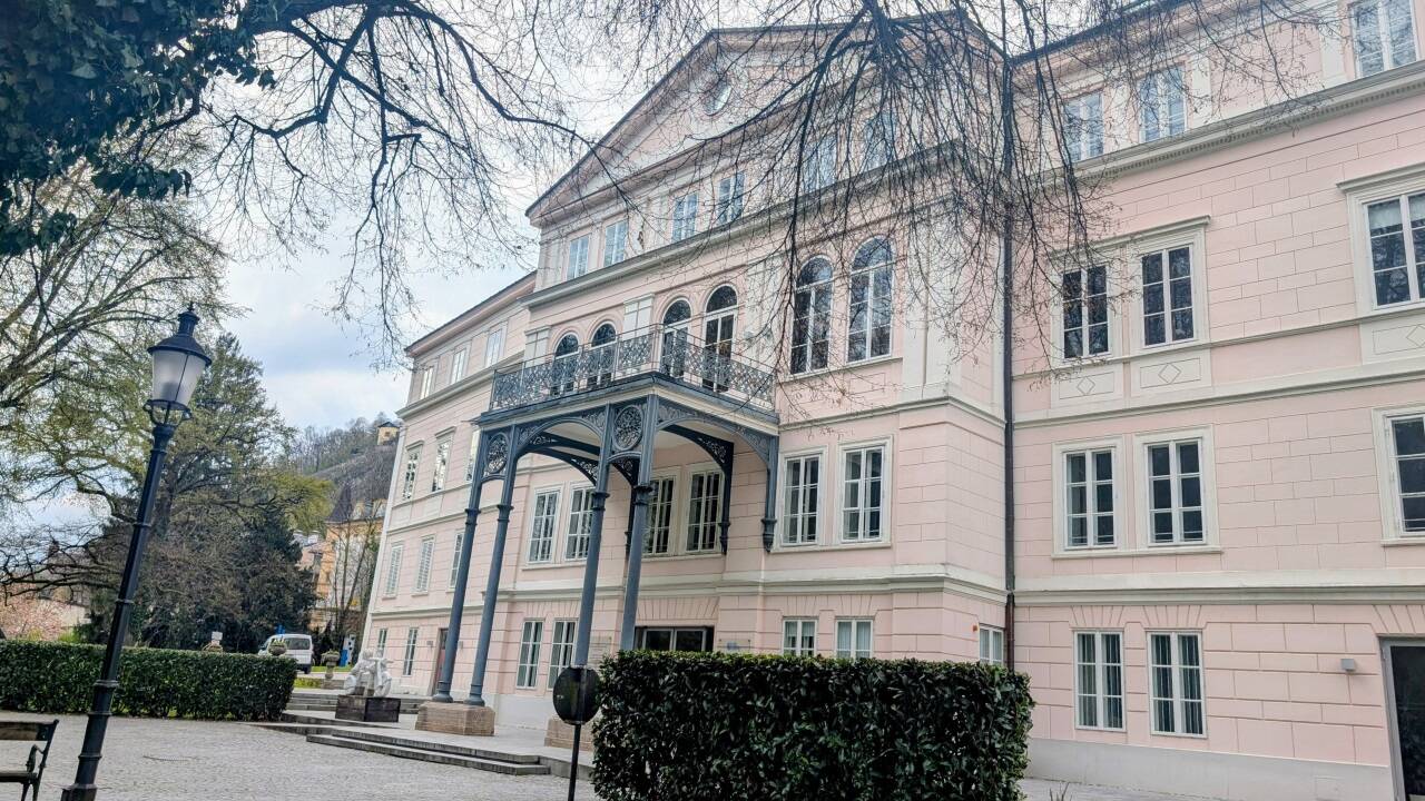 Erasmus Reichel wurde in Schloss Arenberg geboren – er verbrachte dort die ersten Jahre seines Lebens. Im Haus gegenüber in der Arenbergstraße erinnert eine Gedenktafel an ihn als Anthropologen Gerardo Reichel-Dolmatoff.  