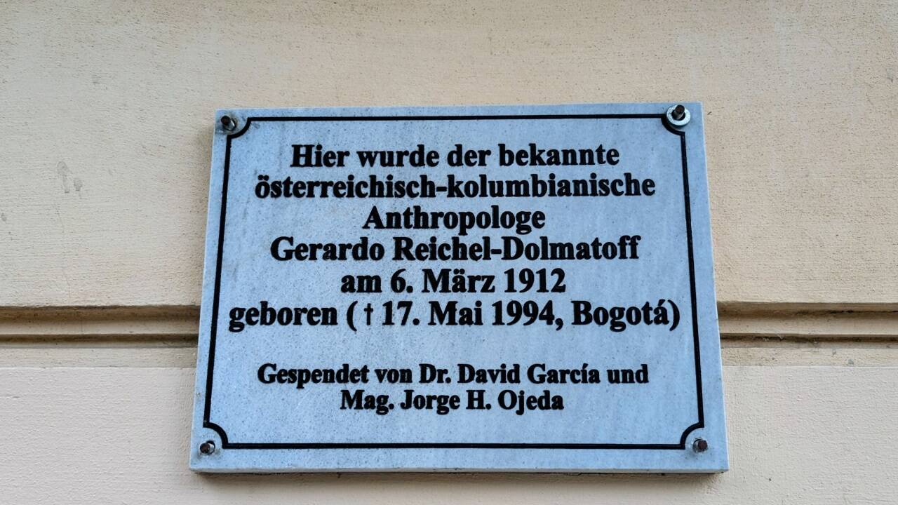 Gedenktafel in der Arenbergstraße an der Fassade auf dem Haus mit der Nummer 27. Die Tafel hängt dort seit dem Jahr 2010. 