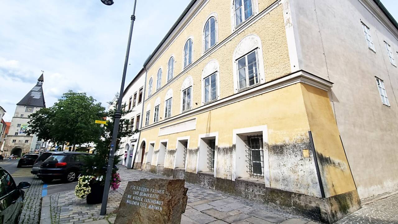 Hitlers Geburtshaus in Braunau wird seit 2023 umgebaut, davor steht auf städtischem Grund das Mahnmal gegen Faschismus, der Stein stammt aus dem Konzentrationslager Mauthausen. 