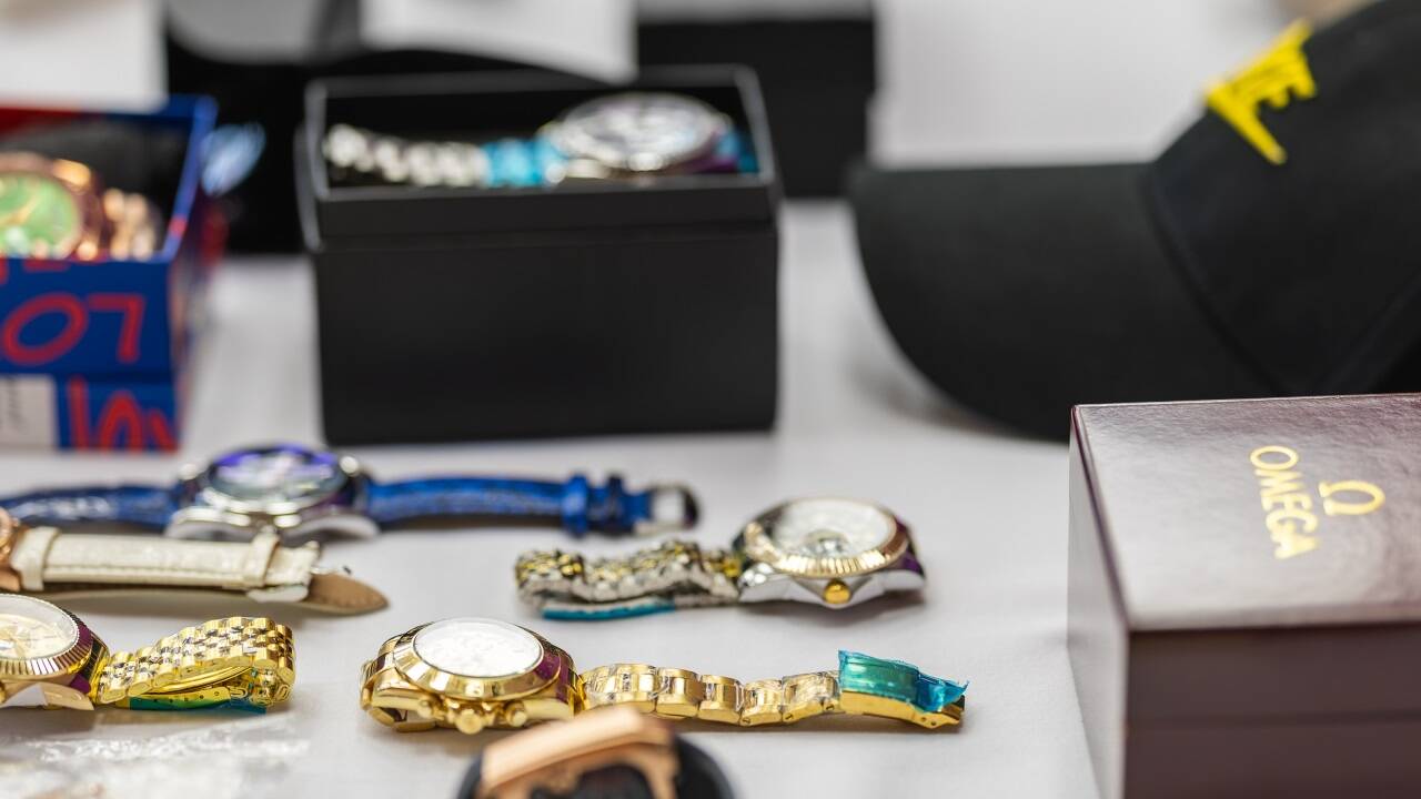 Luxusuhren zum Schnäppchenpreis? Bei Käufern sind diese Fälschungen nicht angekommen: Der Zoll zog sie aus dem Verkehr.  