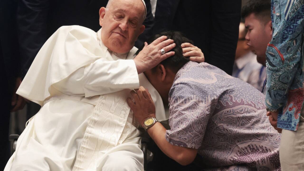 Papst Franziskus umarmt einen Gläubigen bei einer Messe in der indonesischen Hauptstadt Jakarta. 