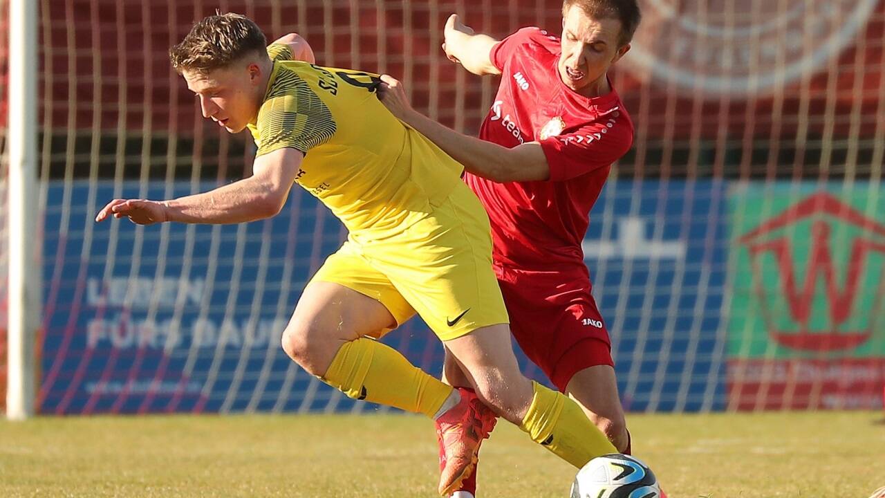 Christoph Chudoba (rechts) und Co. besiegten in der Salzburger Liga Straßwalchen. 