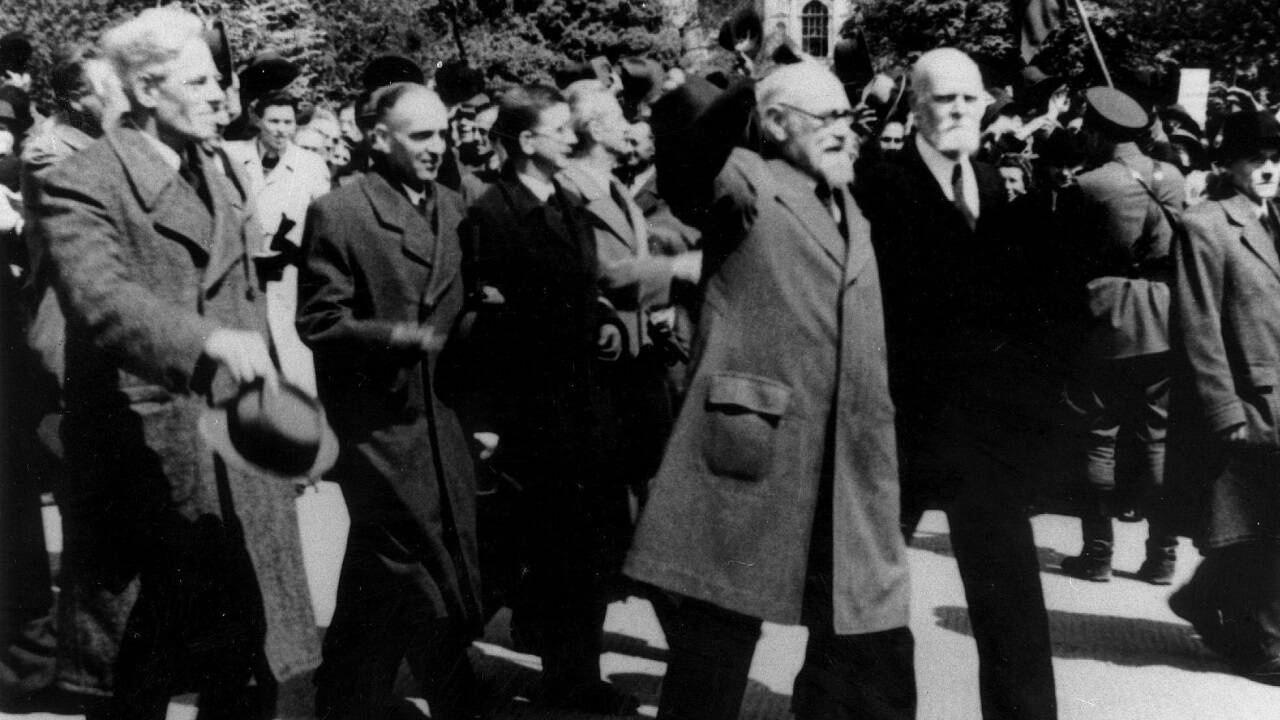 April 1945, Aufstieg aus Trümmern: Das Bild zeigt den provisorischen Staatskanzler Karl Renner und den neu ernannten Wiener Bürgermeister Theodor Körner. Hinter Renner, im dunklen Mantel, ist der von seiner KZ-Haft schwer gezeichnete spätere Bundeskanzler Leopold Figl zu erkennen. Im Westen Österreichs tobte zu diesem Zeitpunkt noch der Krieg. 
