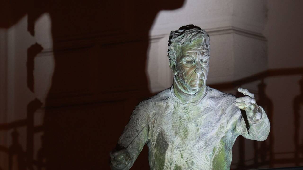 Die Herbert-von-Karajan-Statue vor seinem Geburtshaus in Salzburg. 