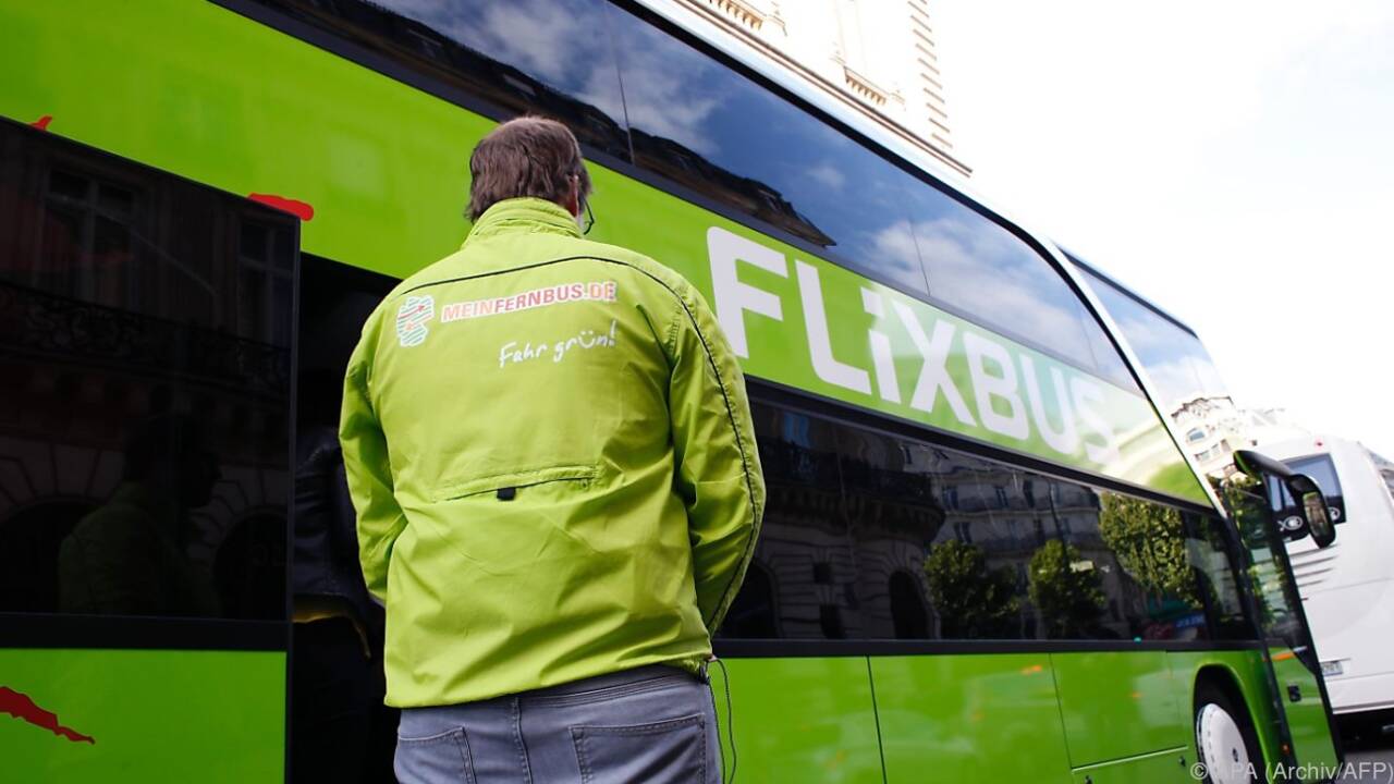 Fernbus-Riese Flixbus baut sein internationales Bus-Netz aus - wurde nun in Salzburg aber abrupt gestoppt.  