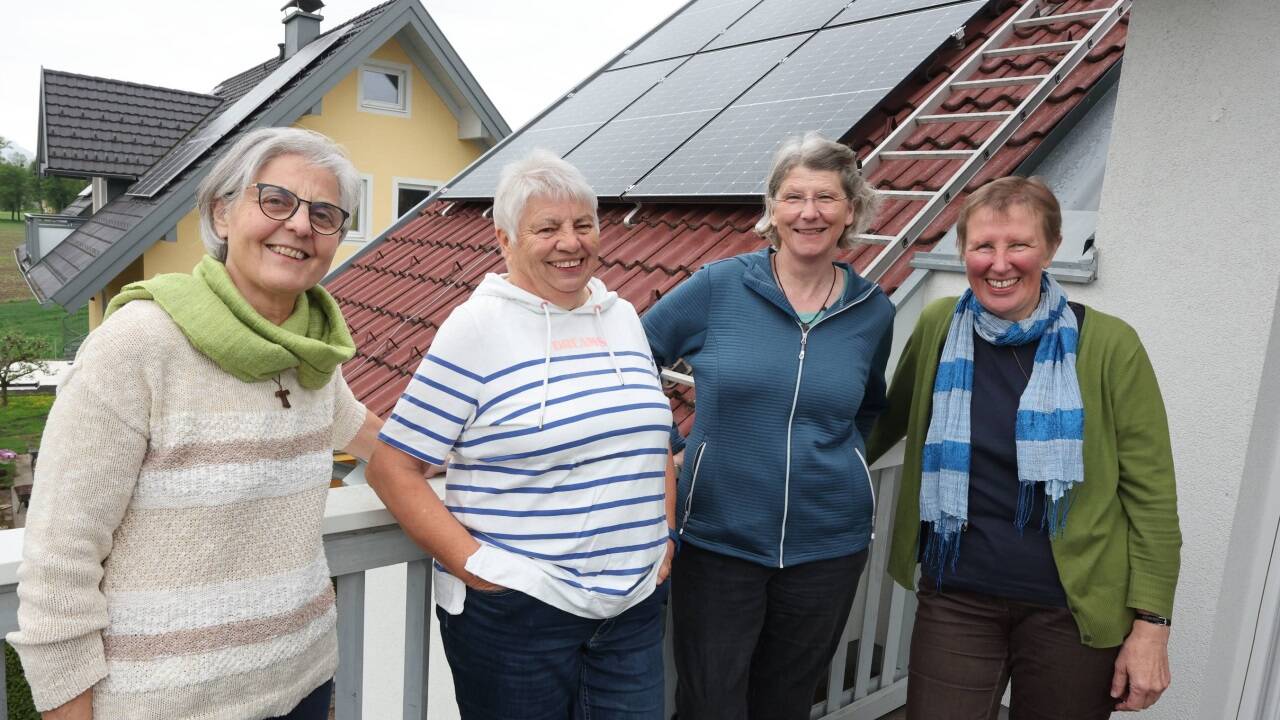 Ein energiegeladenes Quartett: Die Halleiner Schwestern Franziskanerinnen Franziska König, Michaela Lerchner, Leiterin Maria Gabriela Unterluggauer und <br />Rita Höllwerth (v.l.) vor der PV-Anlage auf dem Dach ihrer Ordensgemeinschaft in Salzburg.  