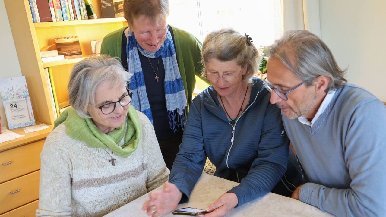 Die Schwestern zeigen Christian Moik von der Soziale Arbeit GmbH die App, mit der sie am Handy täglich ablesen können, wieviel Solarstrom ihre PV-Anlage produziert und wieviel davon sie verbrauchen. 