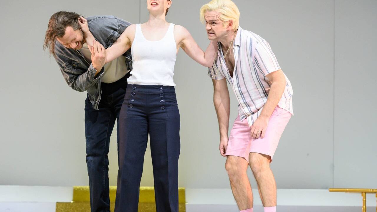 George Humphreys als Conte, Katie Coventry als Ajutanta, Luke Sinclair als Amaranto. 