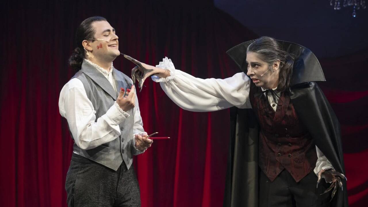 „Dracula“ im Schauspielhaus setzt auf schaurige Gothic-Romantik und einen epischen Soundtrack. 